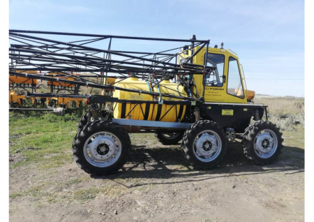 Самоходный опрыскиватель-разбрасыватель РУБИН-1200